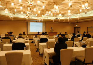 サムネイル：公益社団法人栃木県経済同友会、デジタル合同委員会主催の講演会にて弊社代表小竹が講師を務めさせていただきました。